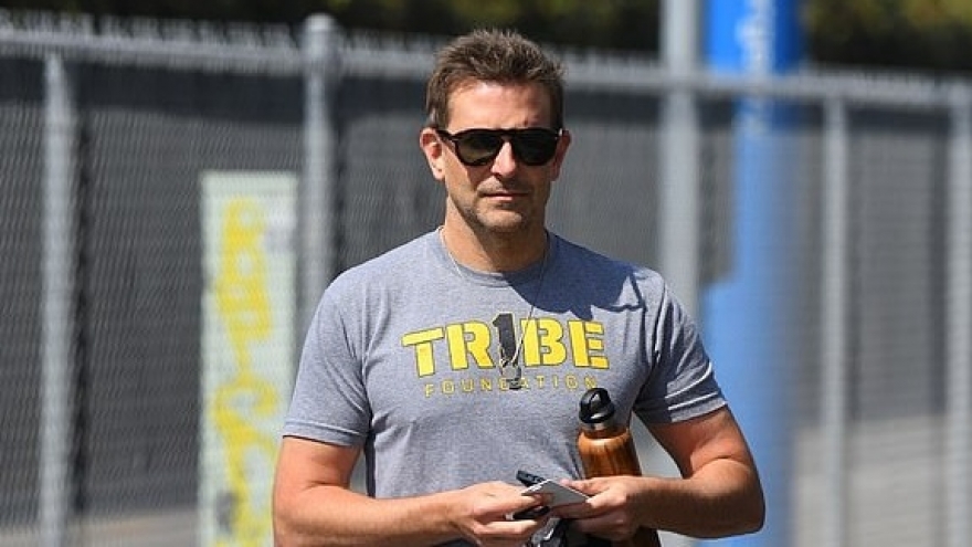 Tài tử Bradley Cooper phong độ ra phố