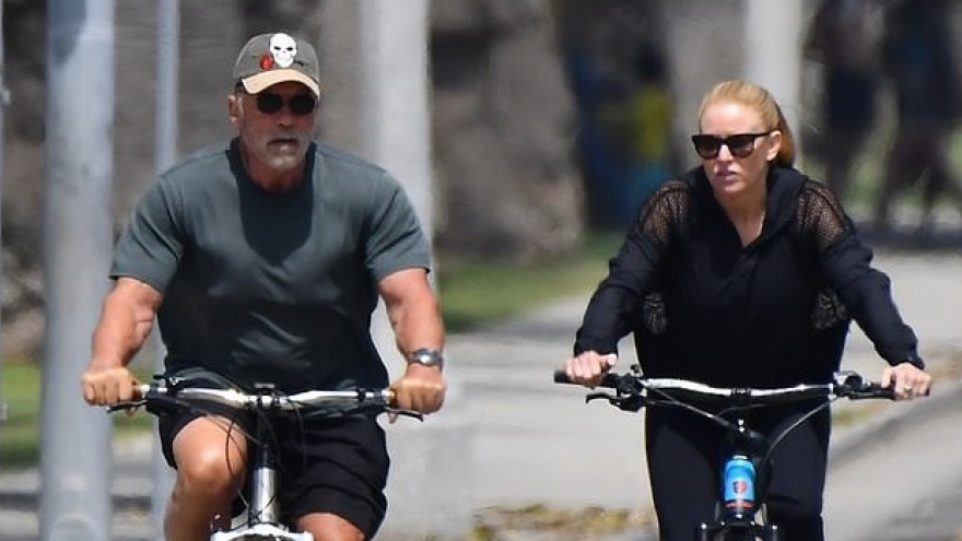 "Kẻ hủy diệt" Arnold Schwarzenegger hào hứng đạp xe dạo phố cùng bạn gái kém 27 tuổi