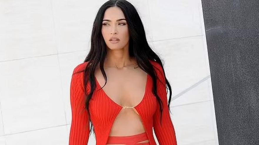 Megan Fox cài áo hờ hững đi dạo phố cuối tuần