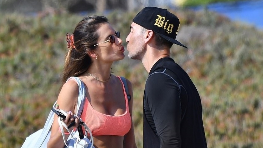 Alessandra Ambrosio khoe dáng "bốc lửa", ngọt ngào hôn bạn trai trên bãi biển