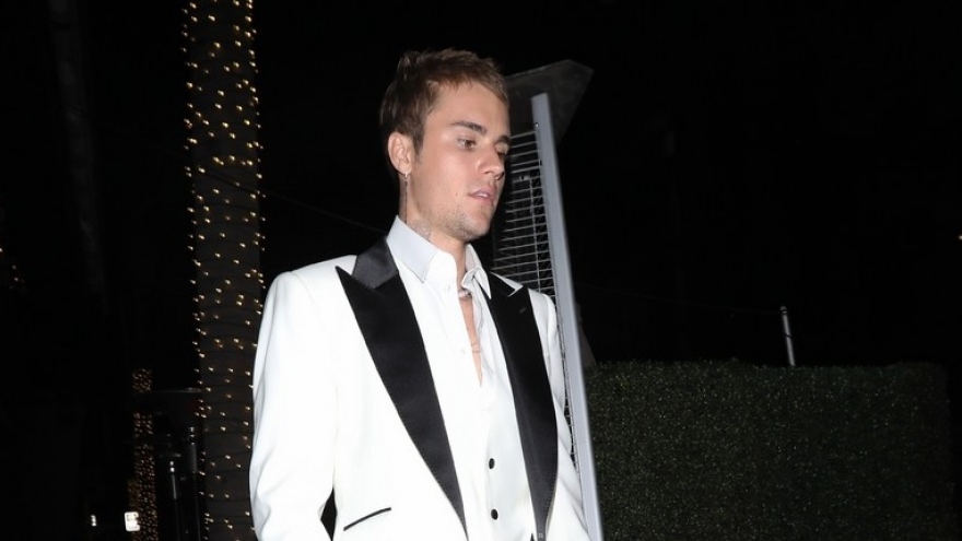 Justin Bieber diện tuxedo lịch lãm đi chơi tối cùng bạn bè