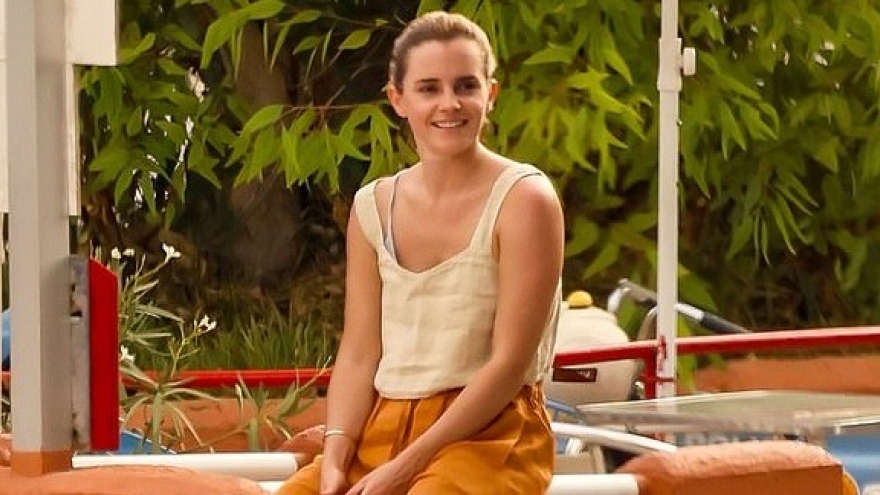 Emma Watson để mặt mộc xinh đẹp đi chơi ở Tây Ban Nha