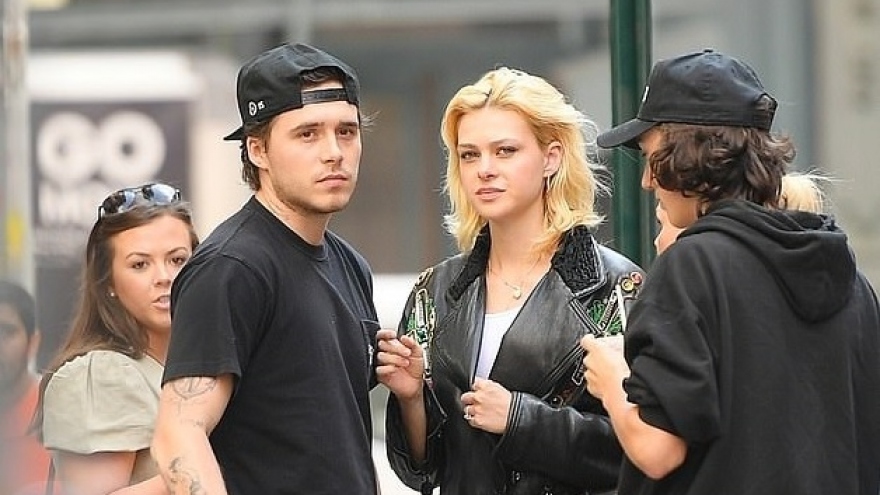 Brooklyn Beckham và vợ sắp cưới Nicola Peltz ngọt ngào ôm nhau trên phố