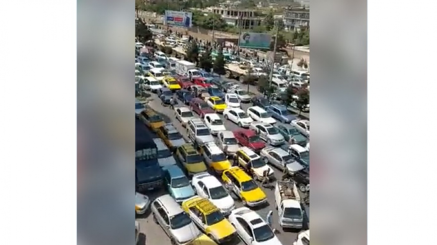 Người dân Afghanistan vội vã rời Kabul trước khi Taliban tiến vào khiến đường phố kẹt cứng