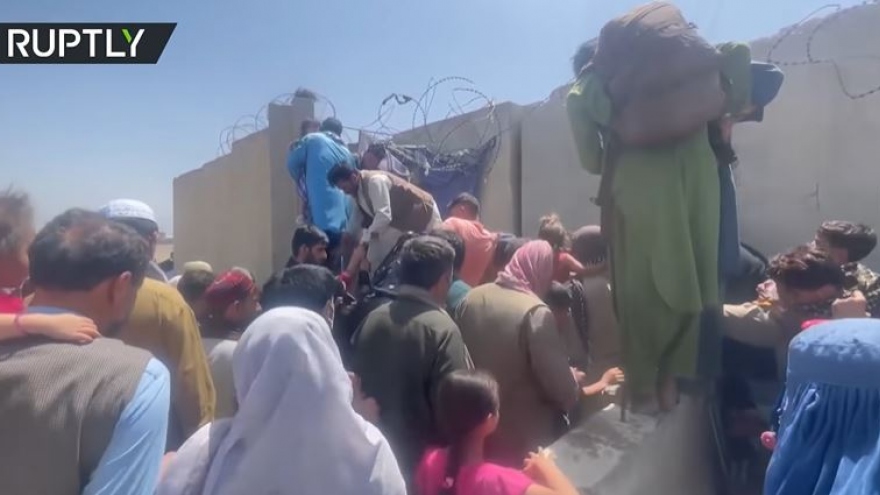 Taliban bắn cảnh cáo khi người dân đổ về sân bay, tuyệt vọng chạy khỏi Afghanistan