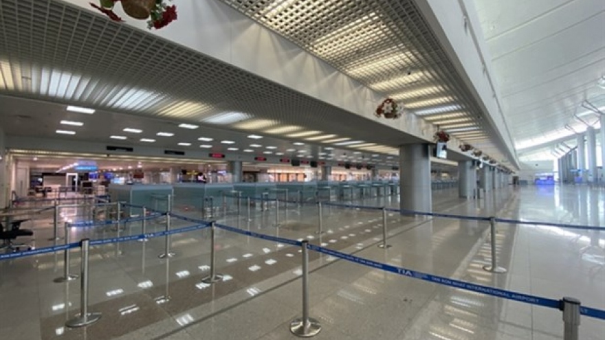 Airline industry at breaking point as COVID-19 pandemic strikes again