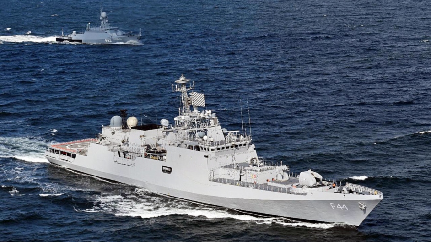 Việt Nam nói gì về việc Ấn Độ cử tàu chiến đến Biển Đông tập trận?