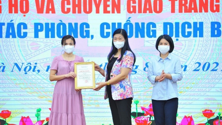 Hà Nội tiếp nhận máy xét nghiệm PCR do TNG Holdings Vietnam trao tặng