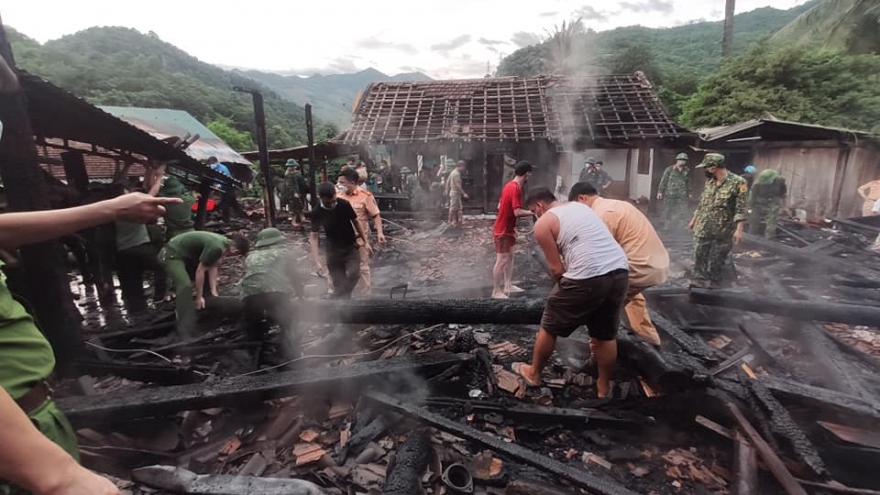 Bà hỏa thiêu rụi 3 căn nhà gỗ ở huyện biên giới Nghệ An