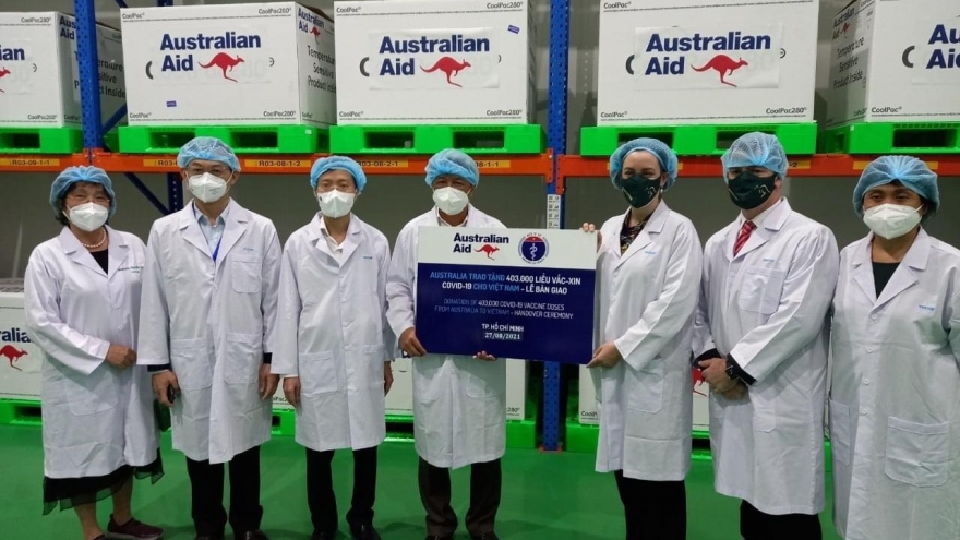 Bộ Y tế tiếp nhận 403.000 liều vaccine từ Chính phủ Australia