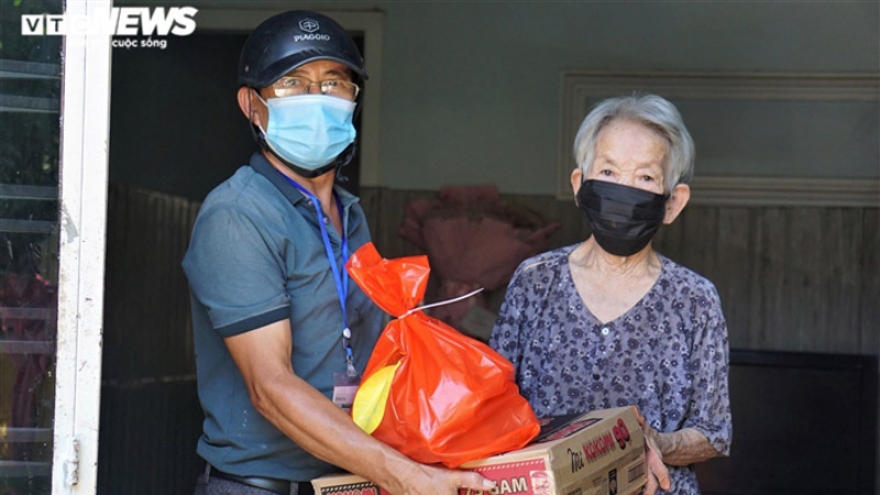 Locals in Da Nang receive necessities for COVID-19 fight