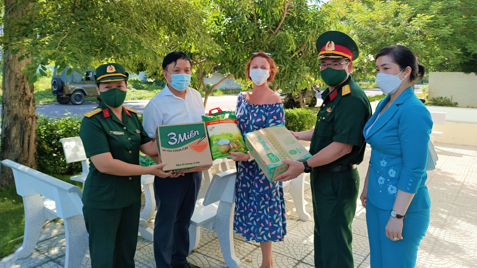 100 Russians receive food aid amid COVID-19 pandemic in Nha Trang City