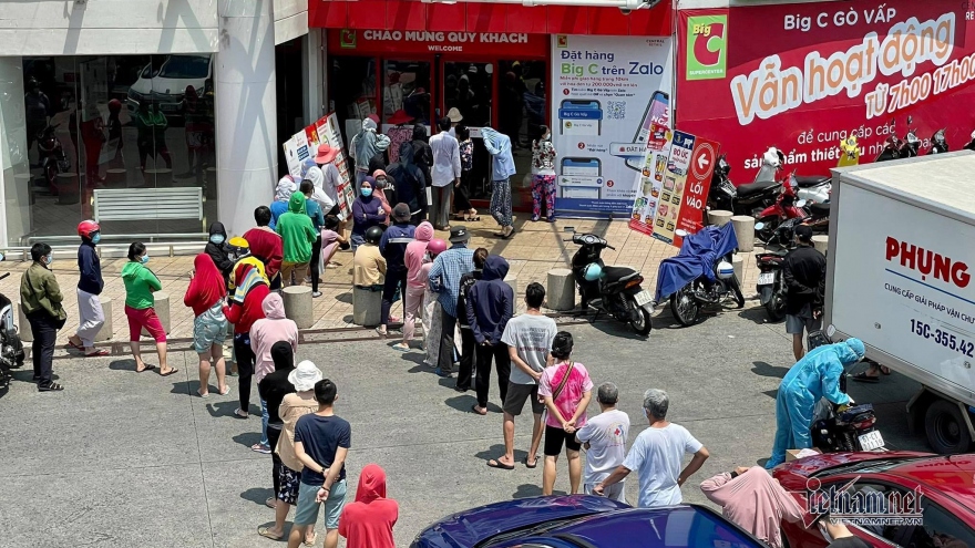 Queues hit HCM City stores before tighter social distancing rules in effect