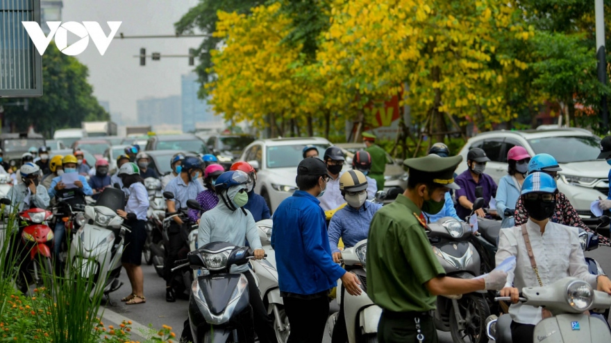 Checkpoints throughout Hanoi left congested at start of new week