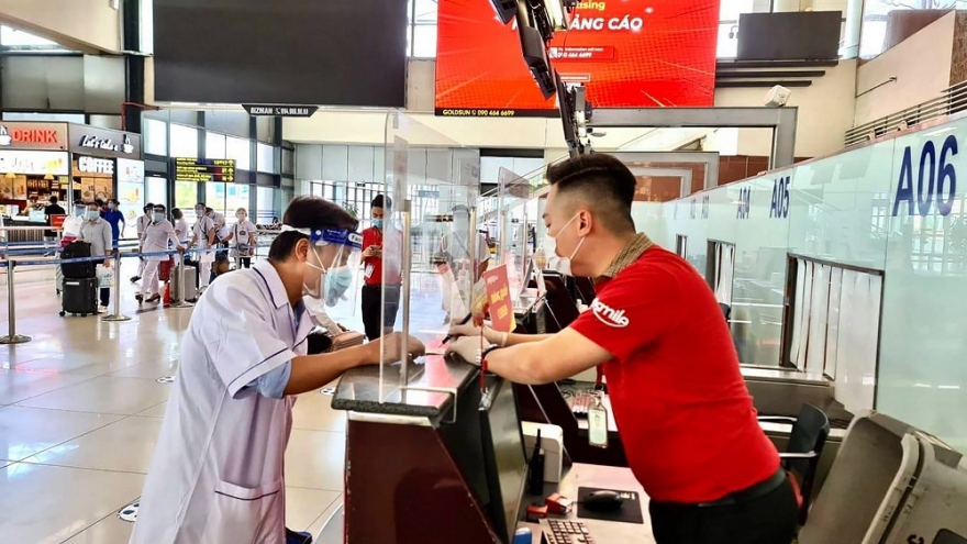 Vietjet vận chuyển hàng nghìn y bác sĩ, hàng triệu liều vaccine phòng dịch