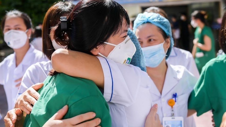 Hàng trăm nhân viên y tế tiếp tục lên đường hỗ trợ TP.HCM và các tỉnh miền Nam chống dịch