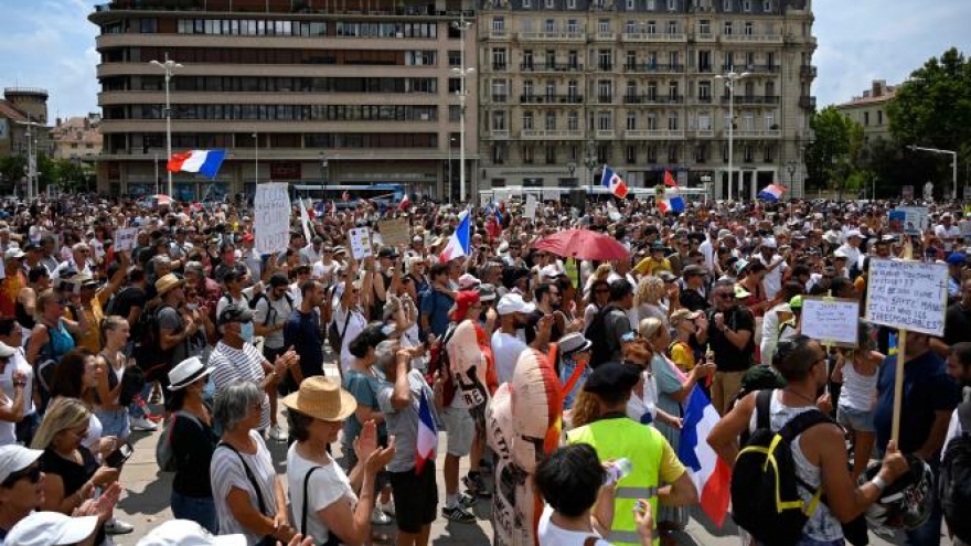 Hàng trăm nghìn người Pháp xuống đường biểu tình chống giấy thông hành y tế 