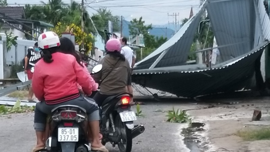 Ninh Thuận, Tiền Giang và Bến Tre bất ngờ bị lốc xoáy gây thiệt hại nặng