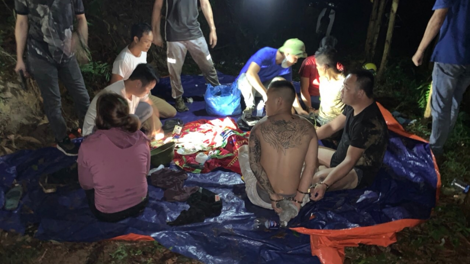 Trốn vào rừng để đánh bạc giữa mùa dịch