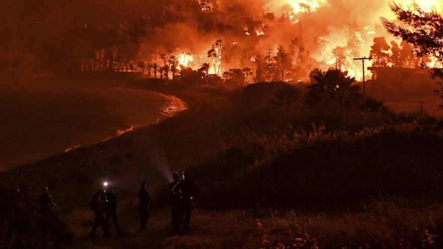 Cháy rừng ở Hy Lạp như "ngày tận thế", hàng nghìn người sơ tán
