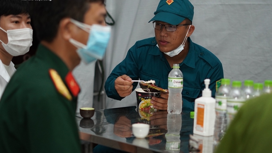 Chiến sĩ chốt kiểm soát ăn mì chống đói, động viên nhau chống dịch lúc nửa đêm