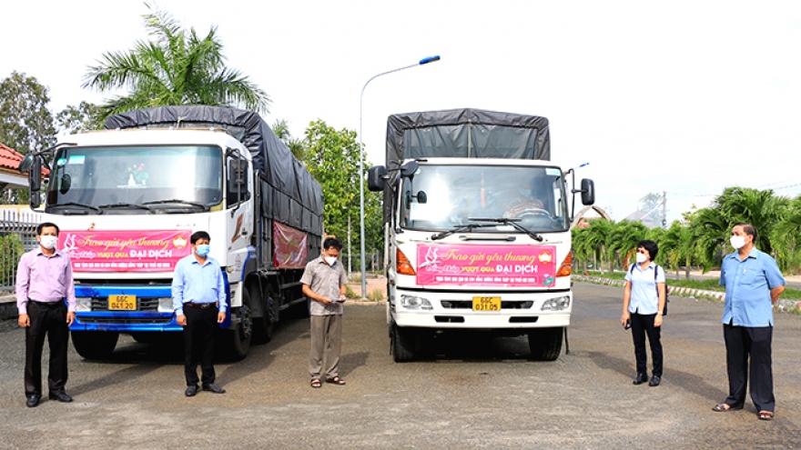 Hỗ trợ nhu yếu phẩm cho bà con Đồng Tháp tại Thành phố Hồ Chí Minh