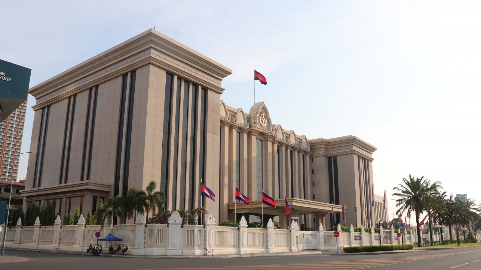 Campuchia dừng tuyển dụng để tập trung chống Covid-19