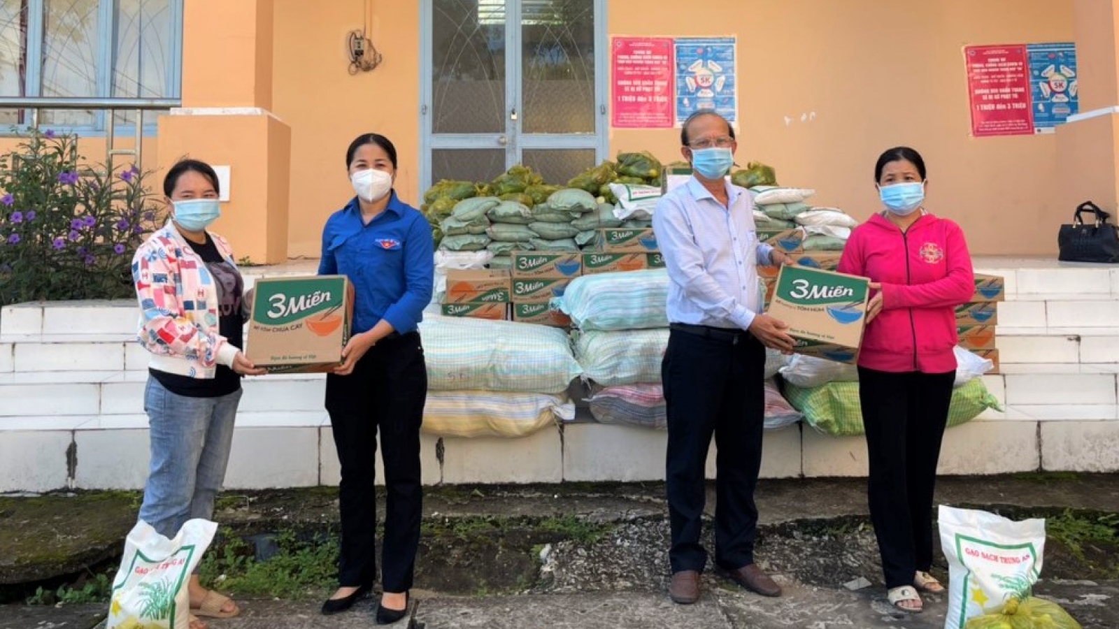 Cần Thơ tặng quà cho thiếu nhi khó khăn và người lao động thất nghiệp