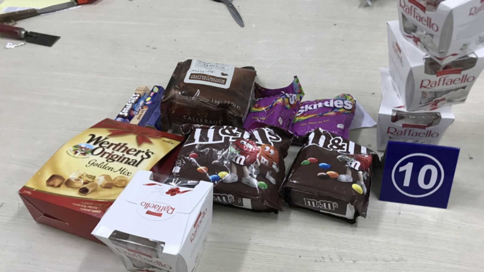 HCM City customs find 30kg of synthetic drugs in parcels 