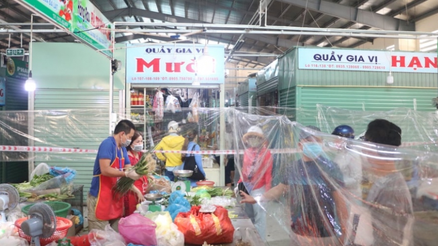 Đà Nẵng mở lại một số chợ truyền thống, người dân mua sắm theo cách mới