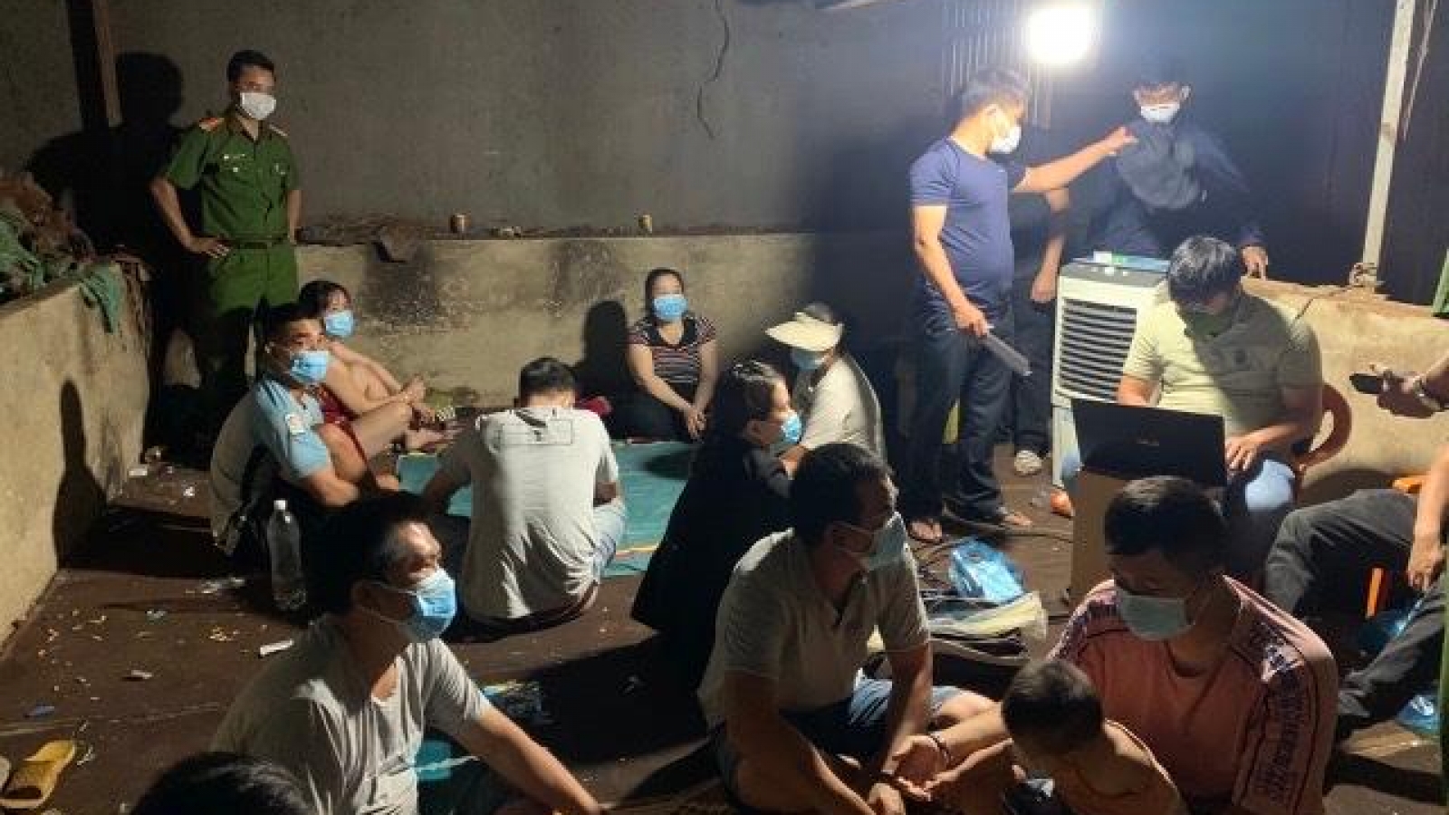 Đắk Lắk: Bắt quả tang 12 đối tượng đánh bạc trong thời gian giãn cách xã hội