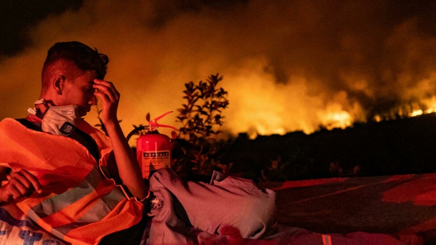 Cháy rừng Hy Lạp khó kiểm soát, hàng trăm lính cứu hỏa chiến đấu với giặc lửa