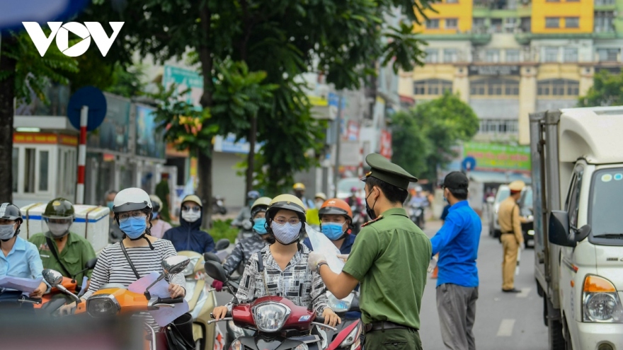 Hà Nội chỉ yêu cầu người dân xuất trình giấy đi đường và giấy tờ tùy thân