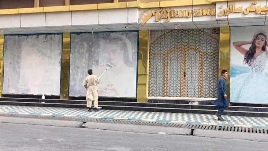 Pano quảng cáo có hình phụ nữ bị xóa khi Taliban tiến vào Kabul