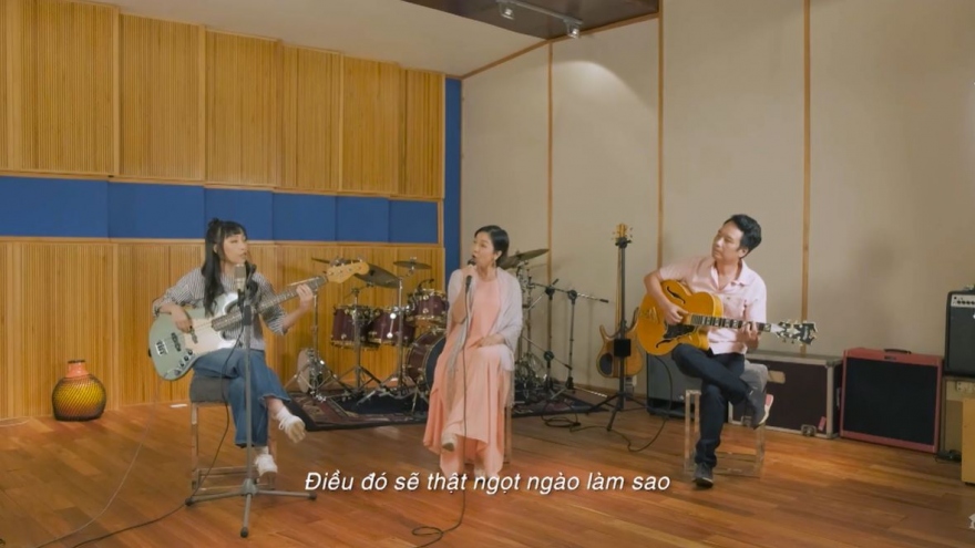 Mỹ Anh đánh đàn bass, song ca ăn ý cùng diva Mỹ Linh khiến khán giả thích thú