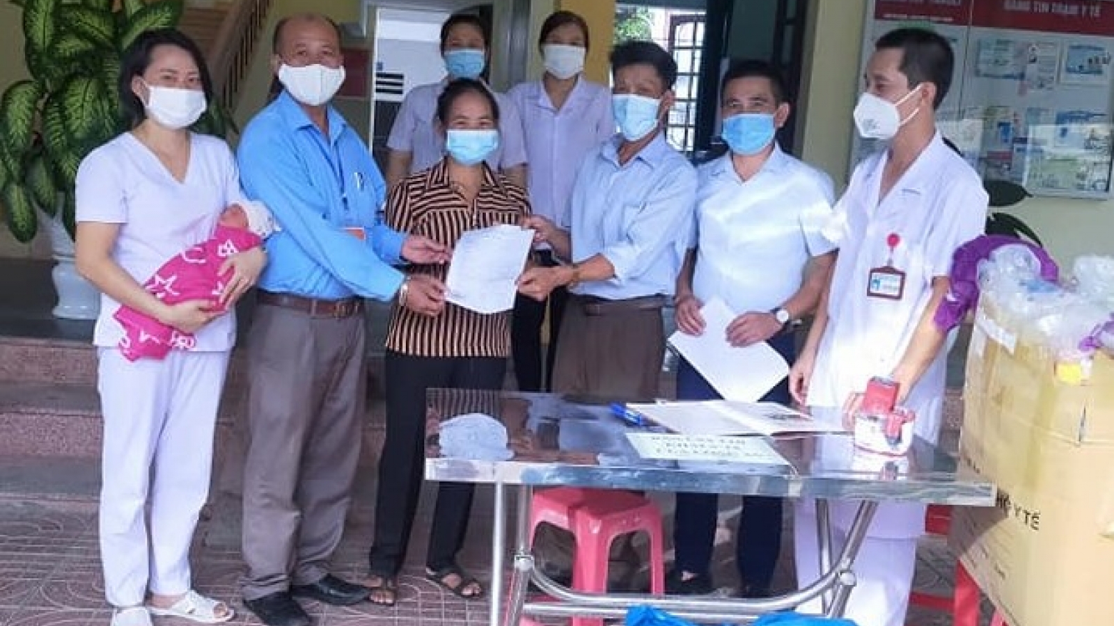 Bé gái bị bỏ rơi ở Nghệ An được cặp vợ chồng hiếm muộn nhận nuôi
