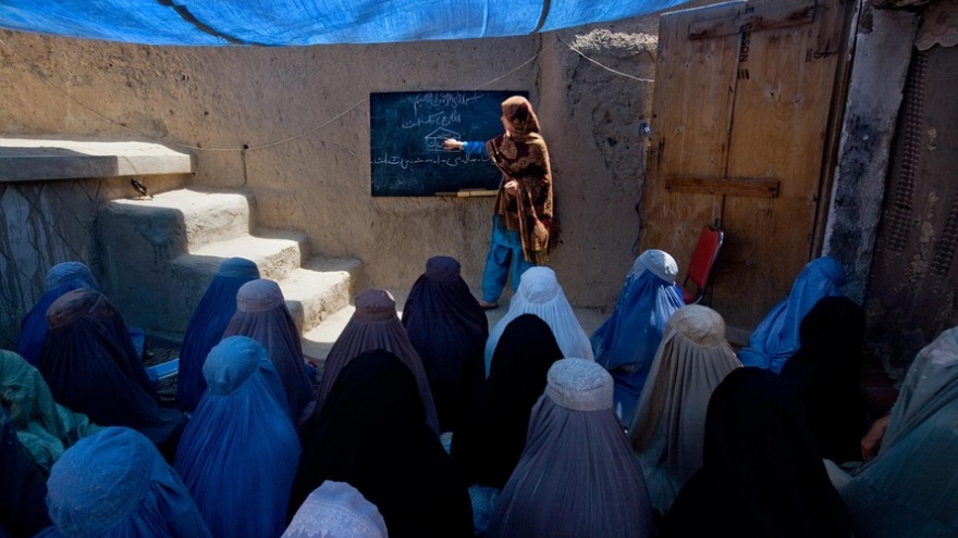 Taliban cấm giáo viên nam giảng dạy cho nữ sinh
