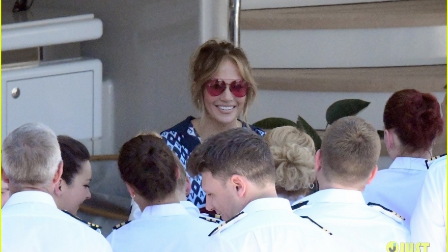 Jennifer Lopez thân thiện giao lưu với người hâm mộ trên du thuyền sang trọng ở Pháp 