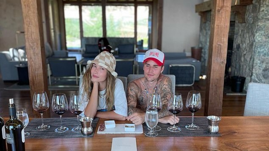 Justin Bieber khoe loạt ảnh đi chơi cùng bà xã Hailey Baldwin