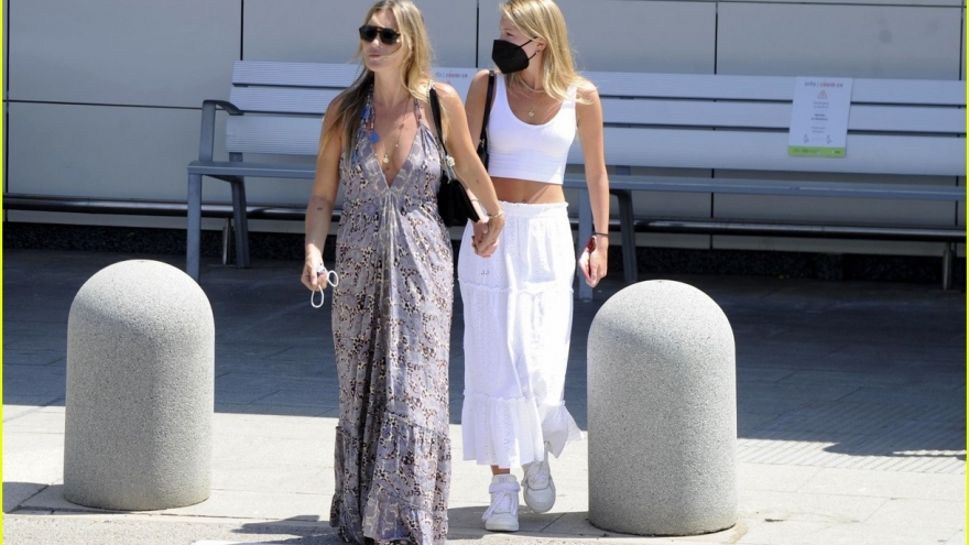 Siêu mẫu Kate Moss gợi cảm đến sân bay đón con gái cưng Lila