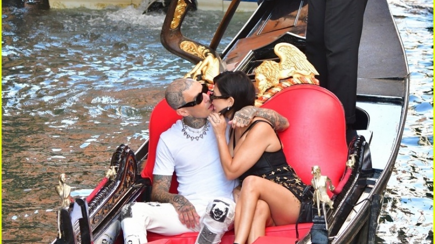 Chị gái Kim Kardashian và tình trẻ "khóa môi" ngọt ngào 