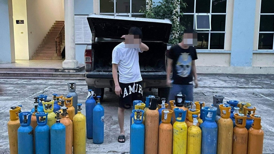 Phát hiện xe ô tô chở nhiều bình chứa "khí cười" vào Hà Nội