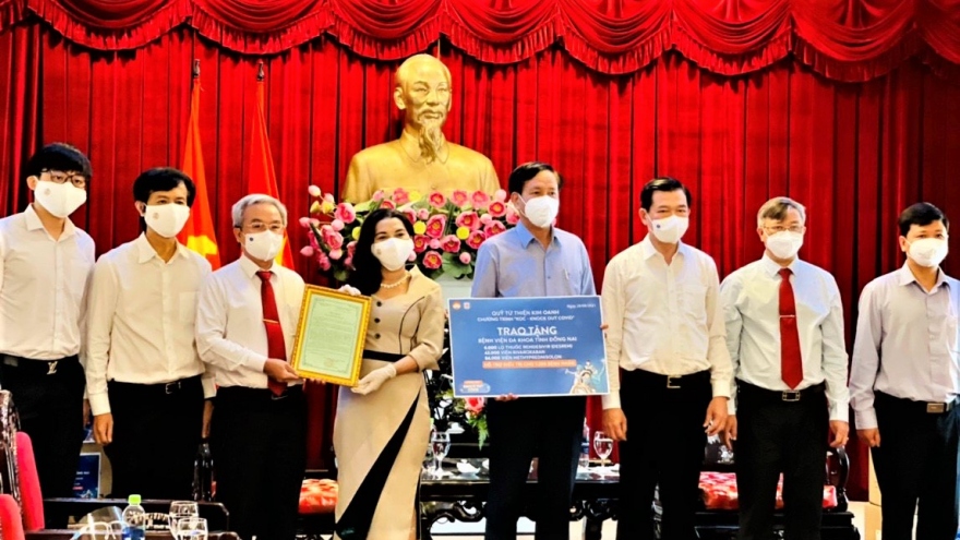 Quỹ từ thiện Kim Oanh trao tặng gần 1 triệu đơn vị thuốc điều trị Covid-19