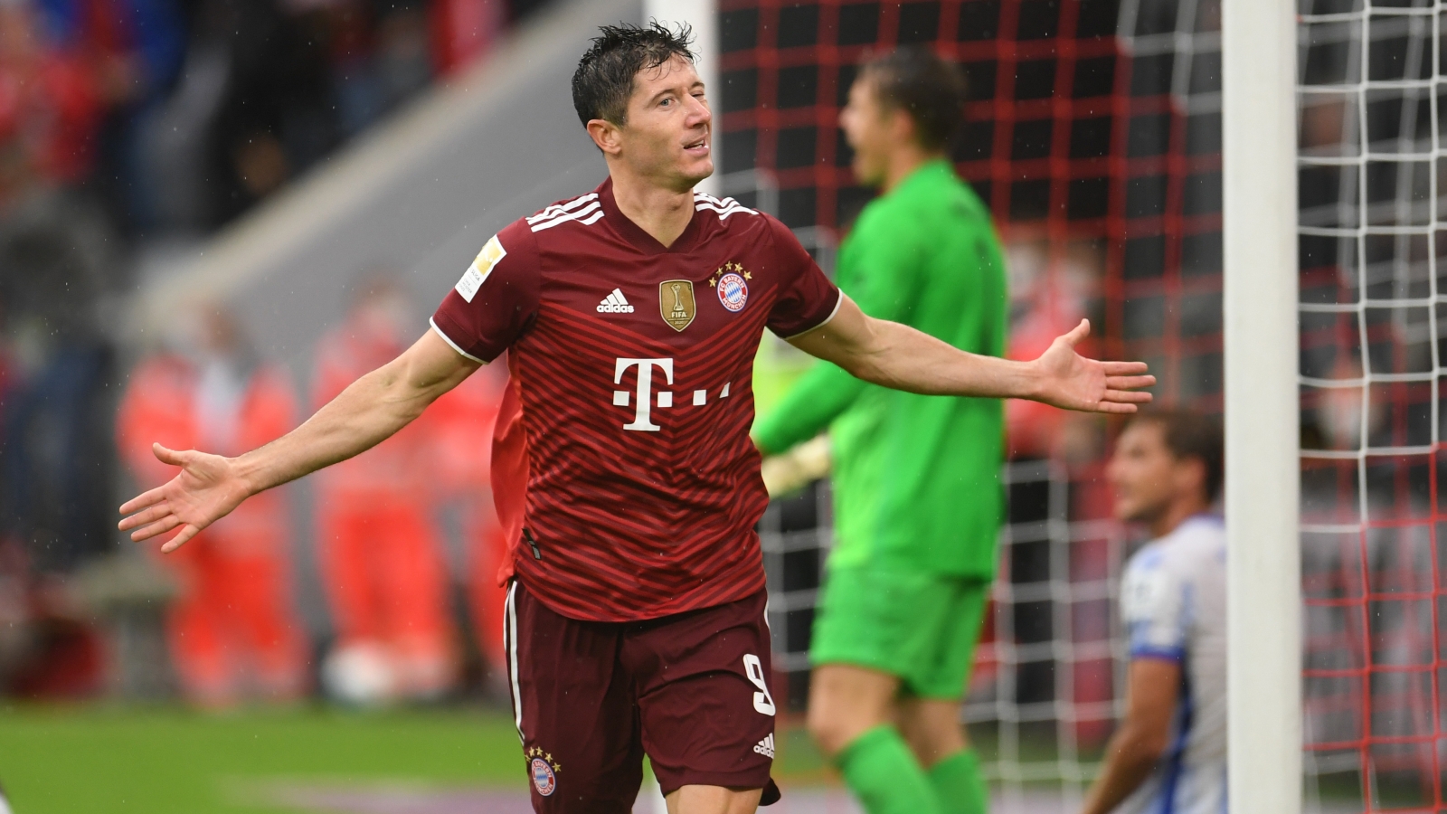Lewandowski cán mốc 300 bàn, Bayern Munich đại thắng Hertha Berlin 