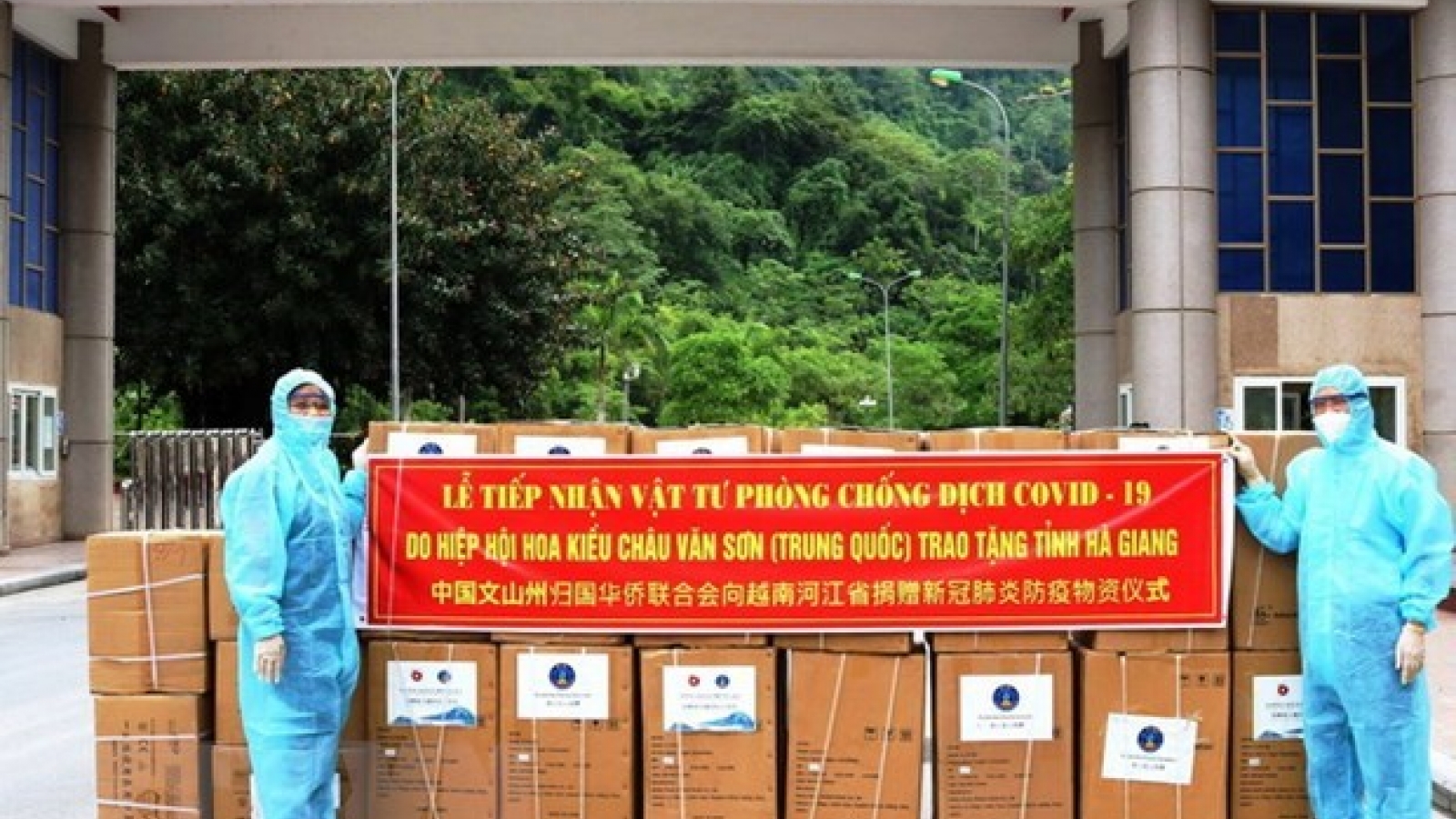 Chinese Association presents medical supplies to Ha Giang province