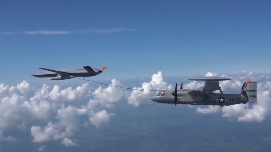 UAV MQ-25 lần đầu tiếp nhiên liệu trên không cho máy bay cảnh báo sớm E-2D