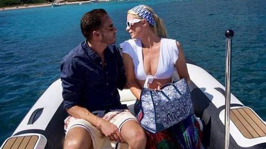 Paris Hilton thân mật bên hôn phu trên đảo ở Pháp
