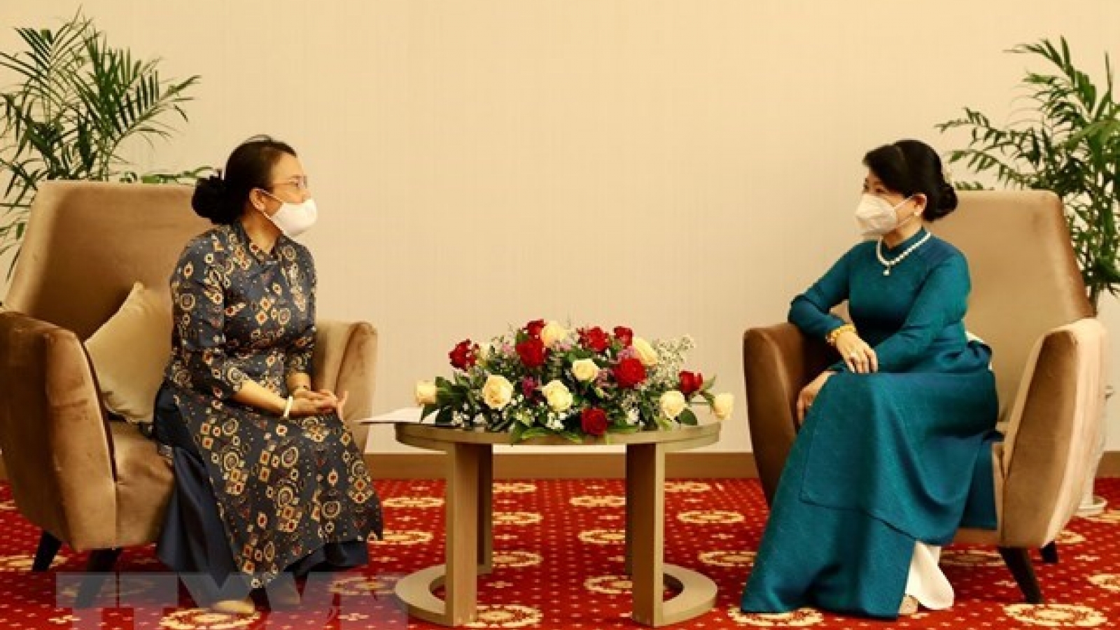 President's spouse receives representatives of Lao-Vietnamese bilingual language school
