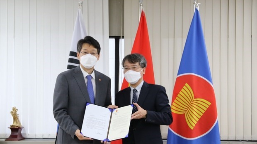 RoK city sends 5,000 COVID-19 rapid test kits to Da Lat