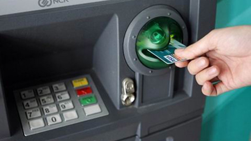 Ngân hàng đồng loạt miễn, giảm phí chuyển tiền online, rút tiền ATM